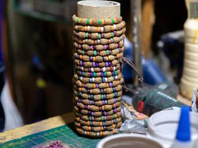 Di lei non si buttano neppure i noccioli, che possono diventare finanche delle perline, come quelle realizzate da Mino Marrone: un artigiano che nella sua bottega del centro antico crea cos� curiosi braccialetti